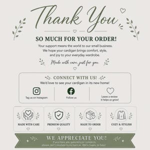 Op de afbeelding: Een bedankkaart voor een bestelling bij een klein bedrijf met donkergroene tekst op een lichtbeige achtergrond. De kaart bevat sociale media-iconen voor Instagram en Facebook, een hartje en vier ronde iconen met de labels Made With Care, Premium Quality, Made To Order en Cozy & Stylish.