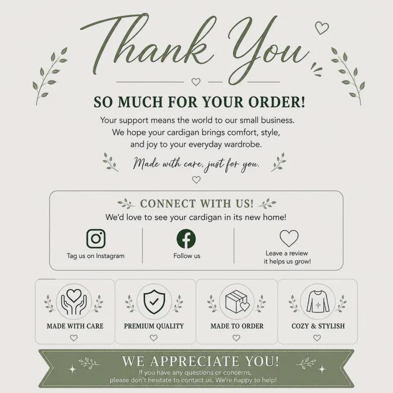 Op de afbeelding: Een bedankkaart voor een bestelling bij een klein bedrijf met donkergroene tekst op een lichtbeige achtergrond. De kaart bevat sociale media-iconen voor Instagram en Facebook, een hartje en vier ronde iconen met de labels Made With Care, Premium Quality, Made To Order en Cozy & Stylish.