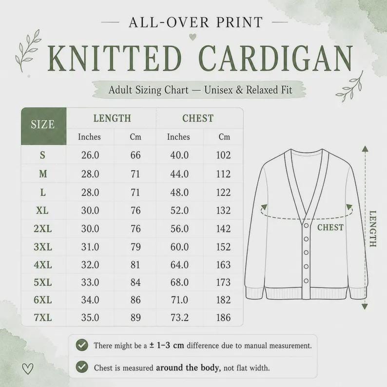 Op de afbeelding: Een maattabel voor volwassenen voor een gebreid vest met all-over print, unisex en relaxed fit. De tabel toont maten S tot 7XL met lengte- en borstmaten in inches en centimeters, inclusief een lijntekening van een gebreid vest.
