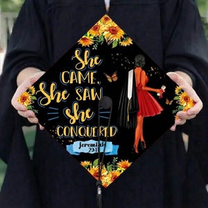 以下が含まれることがあります： 手書き風の「Welcome to our home」の文字が入った素朴な木製サイン。 荒れた仕上がりとシンプルで魅力的なデザインで、玄関や入り口に最適です。