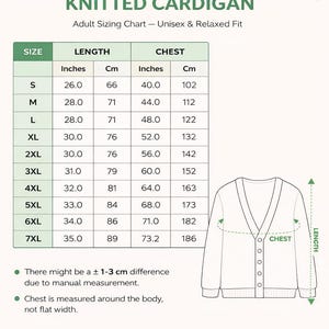 K&ouml;nnte beinhalten: Wei&szlig;er Strickcardigan mit V-Ausschnitt und Knopfverschluss. Das Bild enth&auml;lt eine Gr&ouml;&szlig;entabelle mit Ma&szlig;en in cm f&uuml;r Brust und L&auml;nge, von Gr&ouml;&szlig;e S bis 7XL. Der Text lautet "ALL-OVER PRINT KNITTED CARDIGAN".
