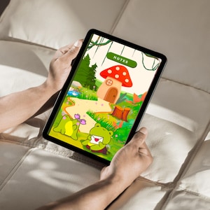 Op de afbeelding: Een tablet met een grillige illustratie van een paddenstoelenhuis met een rood en wit gestippelde kap, een kikker met een brief en het woord "NOTES". De sc&egrave;ne speelt zich af in een levendig groen landschap.