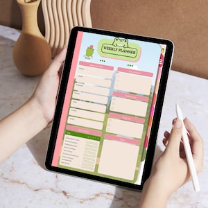 Op de afbeelding: Een digitale weekplanner op een tablet. De planner heeft een kikkerafbeelding en de tekst "WEEKLY PLANNER". De indeling omvat secties voor dagelijkse taken, notities en een gewoontetracker, met een roze en groen kleurenschema.