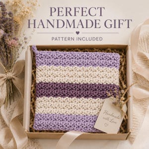 Op de afbeelding: Een vierkante, handgebreide pannenlap met horizontale strepen in lichtpaars, crème en donkerpaars, gepresenteerd in een kartonnen geschenkdoos met een label Handmade with Love en de tekst PERFECT HANDMADE GIFT PATTERN INCLUDED.