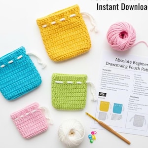 Op de afbeelding: Een verzameling kleurrijke, gehaakte trekkoordzakjes in geel, blauw, groen en roze. Elk zakje heeft een wit trekkoord en wordt vergezeld van garen, een haaknaald en een patroonvel. De tekst "Instant Download PDF" is zichtbaar.