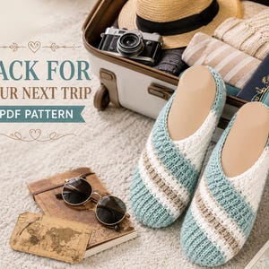 以下が含まれることがあります： ライトブルー、ホワイト、ベージュの斜めストライプ柄のニットスリッパ。PACK FOR YOUR NEXT TRIP PDF PATTERNという文字が見えます。スーツケース、カメラ、帽子、サングラス、パスポートなどのアイテムがテクスチャのある表面に置かれています。