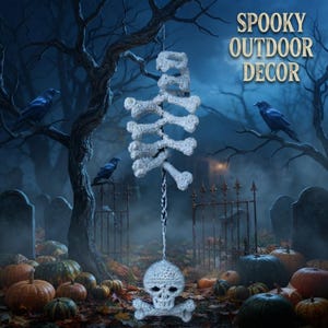 Peut inclure: Un ornement squelette en crochet blanc comprenant une cage thoracique et un crâne avec des os croisés, suspendu par un cordon tressé noir et blanc. Le texte SPOOKY OUTDOOR DECOR est visible dans le coin supérieur droit de l'image.