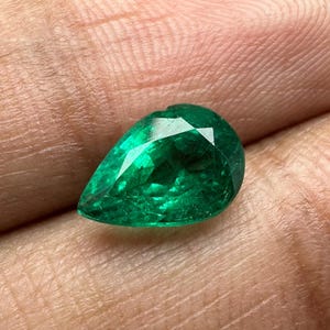 Sambischer Smaragd im Birnenschliff: 2.07 Karat grüner Mai-Geburtsstein