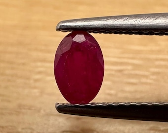 Rubí rojo natural: piedra preciosa de Mozambique de corte ovalado de 0,68 quilates