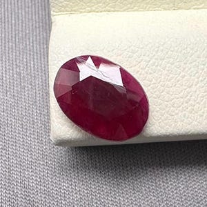Rubino sfaccettato: rubino rosso africano naturale da 3,30 carati per la creazione di gioielli.