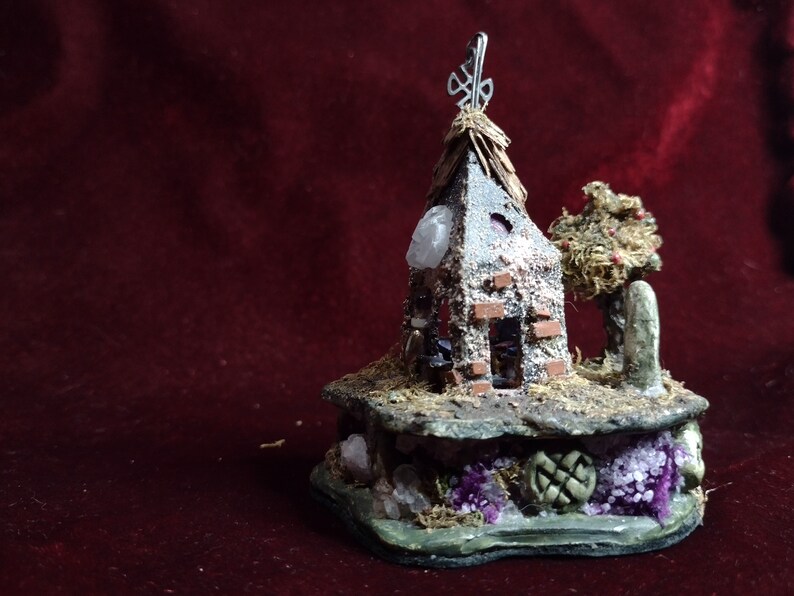 Tiny Celtic DIVINER'S SHACK 1:144 Scale DIORAMA Electrified/Lights up image 1