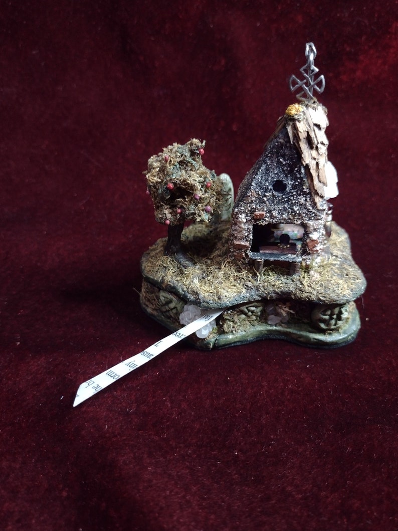 Tiny Celtic DIVINER'S SHACK 1:144 Scale DIORAMA Electrified/Lights up image 10
