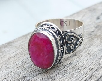 Anello artigianale con rubino in argento sterling 925.