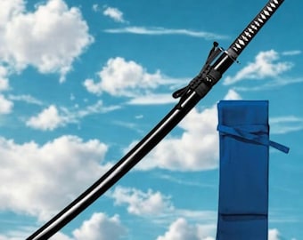 Puede incluir: Una espada katana negra con empuñadura blanca y funda azul. La espada tiene una hoja larga y curva y una empuñadura negra envuelta con un cordón negro. La funda azul está atada con una cinta azul. El fondo es un cielo azul con nubes blancas.