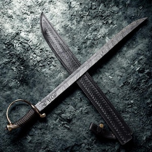 Op de afbeelding: Gedetailleerde afbeelding van een zwaard met een patroon op het lemmet en een leren schede. Het zwaard heeft een gebogen handvat met een messing beschermer. De schede is van zwart leer met decoratieve stiksels. De tekst "Yi.Co" is zichtbaar op het lemmet.