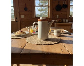 Cafetera y tapa Stonecrest con borde naranja, diseño Pamela, de Andre Ponche.