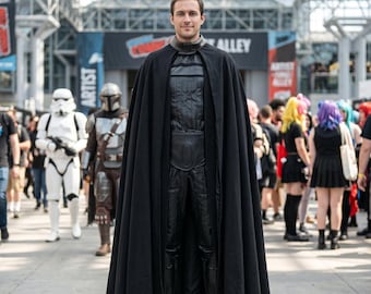 Costume cosplay di Darth Vader: completo con mantello e tunica.
