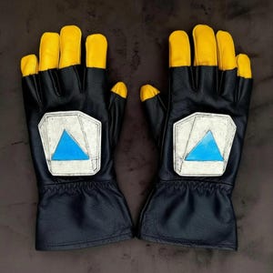 Star Wars Din Djarin cosplay gloves featuring Mandalorian-inspired 3D armor gauntlet detailing designed for bounty hunter costumes and cosplay builds. These Mandalorian gloves provide a screen-inspired appearance with armored styling, making them ideal for Comic Con, Halloween, cosplay conventions, fan expos, and photography. Perfect for Din Djarin cosplay, Mandalorian costumes, Star Wars collectors, and custom armor builds seeking authentic-looking gauntlet glove accessories.