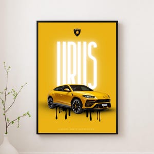 Könnte beinhalten: Gerahmtes Poster mit einem gelben Lamborghini Urus. Das Wort "URUS" ist in leuchtender weißer Schrift dargestellt. Das Auto ist gelb mit schwarzen Details, und schwarze Farbe tropft herunter. Das Lamborghini-Logo befindet sich oben.