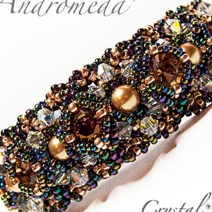 Könnte beinhalten: Ein Armband aus Perlen mit einem mehrfarbigen Design, bestehend aus goldenen, violetten und schillernden Perlen. Das Armband heißt 'Andromeda' und wird von Crystal Star Gems & Jewellery hergestellt.