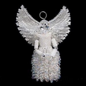 以下が含まれることがあります： 虹色の羽根とクリスタルヘッドを持つ白いビーズ製の天使のオーナメントです。