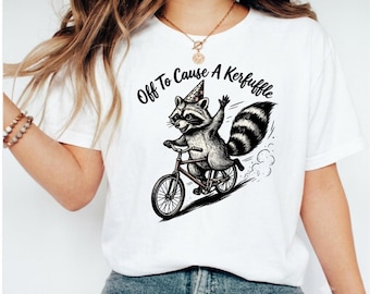 Camiseta de mapache "Off to Cause A Kerfuffle", camiseta divertida de mapache en bicicleta, camiseta de mapache basura, camiseta con cita sarcástica, regalo para amantes de los animales