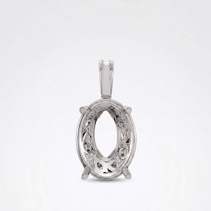Può includere: Una montatura per ciondolo in metallo color argento con un'apertura centrale ovale progettata per ospitare una pietra preziosa. La cornice presenta dettagli intricati a volute e filigrana sui lati, sostenuta da quattro griffe e una contromaglia.