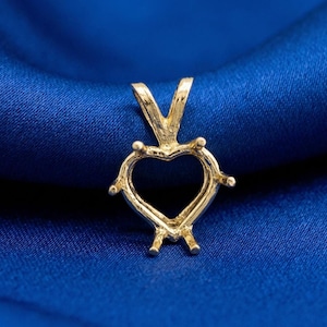 Puede incluir: Juego de tres tazas de cerámica con acabado mate moteado. Las tazas son en tonos crema, gris claro y gris oscuro. Cada taza tiene un diseño simple y minimalista, ideal para café o té.