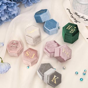 Boîte à bagues de fiançailles personnalisée, Boîte à bagues hexagonale double fente en velours, Porte-alliances personnalisé, Boîte à bagues moderne, Porte-alliances monogramme, Meilleur cadeau
