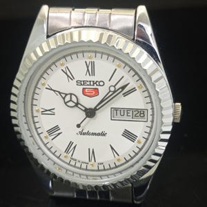 Vintage Überholte Seiko 5 Automatik 6309a Japan Herren Day / Date Römische Figur Weiße Farbe Zifferblatt Transparente Rückseite Armbanduhr B446-C Bild 4