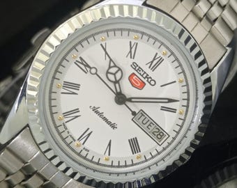 Odnowiony zegarek na rękę Seiko 5 Automatic 6309a z Japonii, z białą tarczą i przezroczystym tyłem, z datą i cyframi rzymskimi, z kolekcji Vintage Refurbished B446-C