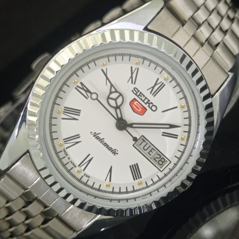 Vintage Überholte Seiko 5 Automatik 6309a Japan Herren Day / Date Römische Figur Weiße Farbe Zifferblatt Transparente Rückseite Armbanduhr B446-C Bild 1