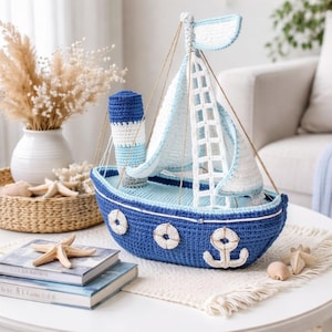 Puede incluir: Un juego de tres tazas de cerámica con un acabado mate moteado. Las tazas son de color crema, gris claro y gris oscuro. Cada taza tiene un diseño simple y minimalista y un asa redondeada.