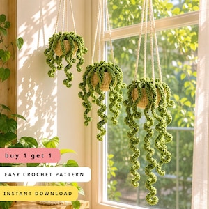 Puede incluir: Tres cestas colgantes de ganchillo con largas enredaderas verdes rizadas. Cada cesta está hecha de hilo color canela claro y suspendida por cordones trenzados blancos. La imagen incluye el texto: buy 1 get 1, EASY CROCHET PATTERN, INSTANT DOWNLOAD.