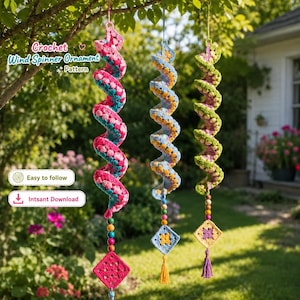 Könnte beinhalten: Drei hängende Windspiel-Ornamente aus Häkelarbeit in Spiralform. Links in Pink und Türkis, mittig in Blau und Gelb, rechts in Grün und Violett. Jedes Ornament ist mit Holzperlen und einem quadratischen Häkelmotiv mit Quaste am Ende versehen.