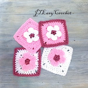 Peut inclure: Quatre carrés crochetés faits à la main, roses et blancs, chacun avec un motif floral central. Les carrés sont disposés sur une surface en bois. Le texte "JTEasy Crochet" est dans le coin supérieur droit.