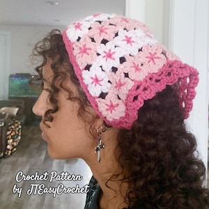 Peut inclure: Un couvre-chef au crochet fait à la main, aux tons roses et blancs, avec un motif floral. Le couvre-chef a un bord festonné. Le texte "Crochet Pattern by JTEasyCrochet" est visible.