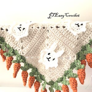 Puede incluir: Una manta de beb&eacute; tejida a crochet con un dise&ntilde;o de conejito blanco y zanahorias. La manta est&aacute; hecha con hilo beige, blanco, verde y naranja. El texto "JTEasy Crochet" es visible en la esquina superior derecha de la imagen.