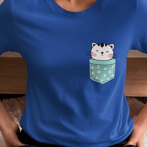 Camiseta de gato de bolsillo: adorable camiseta con estampado de gatito, diseño minimalista y caprichoso, camiseta de gato kawaii, opciones de lona Gildan Comfort Colors Bella.