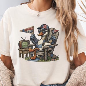 Maglietta Comfort Colors Soccer Goose, maglietta finta patchwork Coppa del Mondo, regalo divertente per i tifosi di calcio degli Stati Uniti, grafica retrò patriottica con oca, abbigliamento sportivo boho