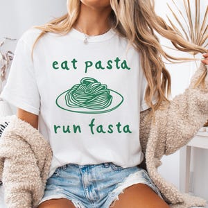 Chemise italienne Comfort Colors® T-shirt Fasta Eat, Pasta Run | T-shirt graphique amusant pour gourmets, chemise running pour amateurs de pâtes