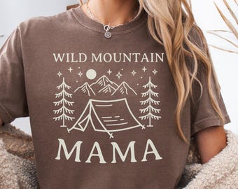 Camiseta Comfort Colors® Wild Mountain Mama, regalo para mamás amantes de la naturaleza, camiseta para senderismo y acampada, camiseta para mamás aventureras al aire libre.
