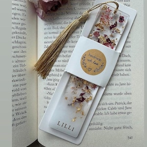 Personalisiertes „Leszeichen mit Trockenblumen“ von Hand gegossen aus Epoxid Harz