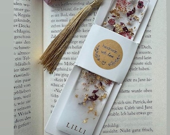 Personalisiertes „Leszeichen mit Trockenblumen“ von Hand gegossen aus Epoxid Harz