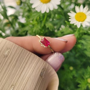 Bague rubis 14 carats, pierre de naissance de juillet, bague rubis avec lunette, cadeau de Noël, bague avec pierres précieuses rouges, jonc rubis émeraude, bague rubis or, cadeau pour elle