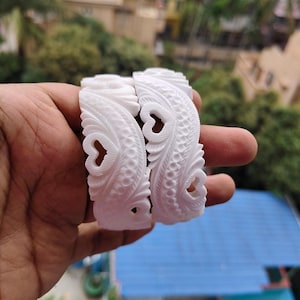 Conjunto de brazaletes de concha Sakha Pola con diseño de línea Bend Love para mujer