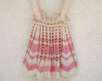 Vintage handgemachtes gehäkeltes Kinderkleid