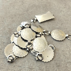 Silverfärgat bälte i vintagestil med conch-motiv