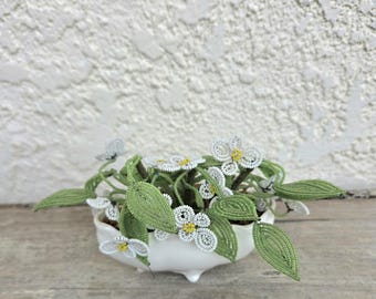 Arreglo floral pequeño vintage con cuentas