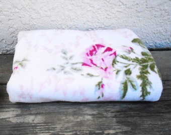 Vintage 60's single cotton bath Towel with roses